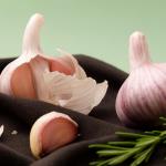 Was passiert, wenn wir Knoblauch in den Kühlschrank legen, bevor wir ihn schneiden?